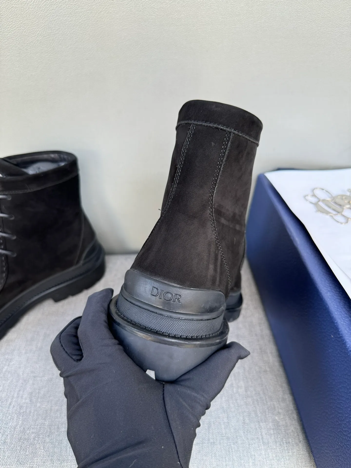 [DIOR] Top P: 1000💰 Number of yards: 39~44 (38.45 custom-made, non-refundable) Dior Dior~ Winter series, original 1:1 development Casual men's leather shoes Heavy investment, shoes and boots are made of imported cowhide + imported Dior special fabric Not easy to deform black cowhide lining Dior large hardware inlay Original TPU vacuum outsole, black cowhide Black open edge beads Military green suede Black suede Khaki suede leather is crafted by a large factory, and the perfect product is only prepared for you who know your taste! Any comparisons are welcome.